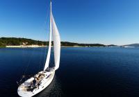bateau à voile voiliers voiles dansbaie de mer ciel bleu Croatie bateau à voile